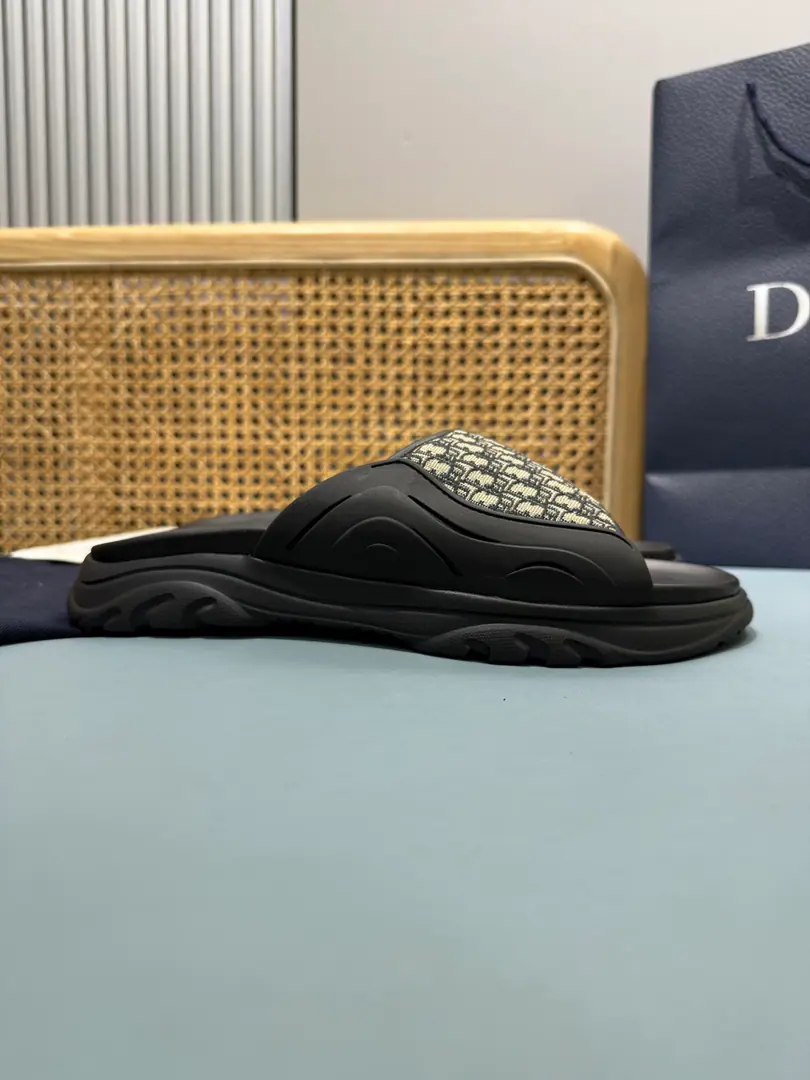 Men👨🏻Plant price, New paragraph 🆕Dior Aqua A man's slippers are elegant and leisurely.. - I'll take a D.～Ash CD Diamond Reconstruct the canvas., Inspired by the... Dio～Archives. Match“D”Signs and commo-tone bottoms, It's easy to match shorts or jeans., Make a fine shape.. Codes: 39-46 (46I'll make sure I don't change it.)