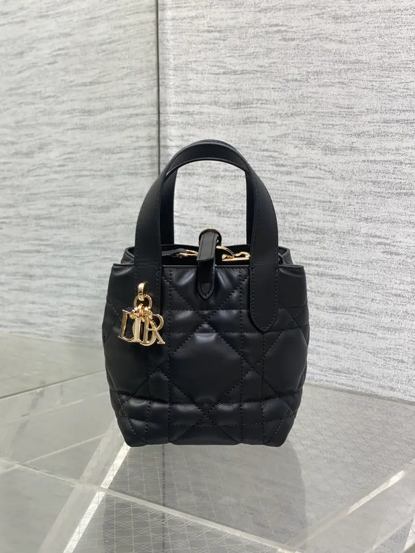 Black spot.‼️ ToujoursThe "Message" series., The basket's been upgraded., Capat value bag, Take a good look at it., Super-dig., Combining classic letters with accessories, Morden's fashion is perfect., The body is very soft., The calf's skin is full of high quality., Not a single-leg button., - With a long shoulder., Full functional score, And the capacity is very high.nice, The daily travels can be put down. size:13*12*15cm 2834 0010
