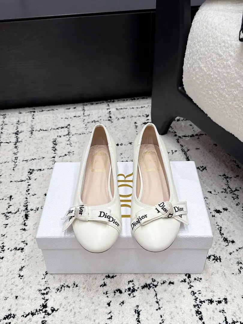Dior Dio. 26/The new butterfly will be a pair of heels in the spring and summer. This one. J'Adior Muller's shoes are from Jonathan.·Anderson. (Jonathan Anderson) I'm grateful., Show me the art., To improve the style with fashion.. Elegance round shoe head design, Double Dior A strap in a embroidery band with a flat bow.. It's a fine, elegant and stylish shape.. ✔️Fabulous.: - The old bouquet./Bullskins. ✔️Uchi.: Lamb skin. ✔️Otsumi!: Italy is a big-ass country. ✔️He's tall.: 3.5cmLeft and right ✔️Size: 35-41 （40 41Do it.）