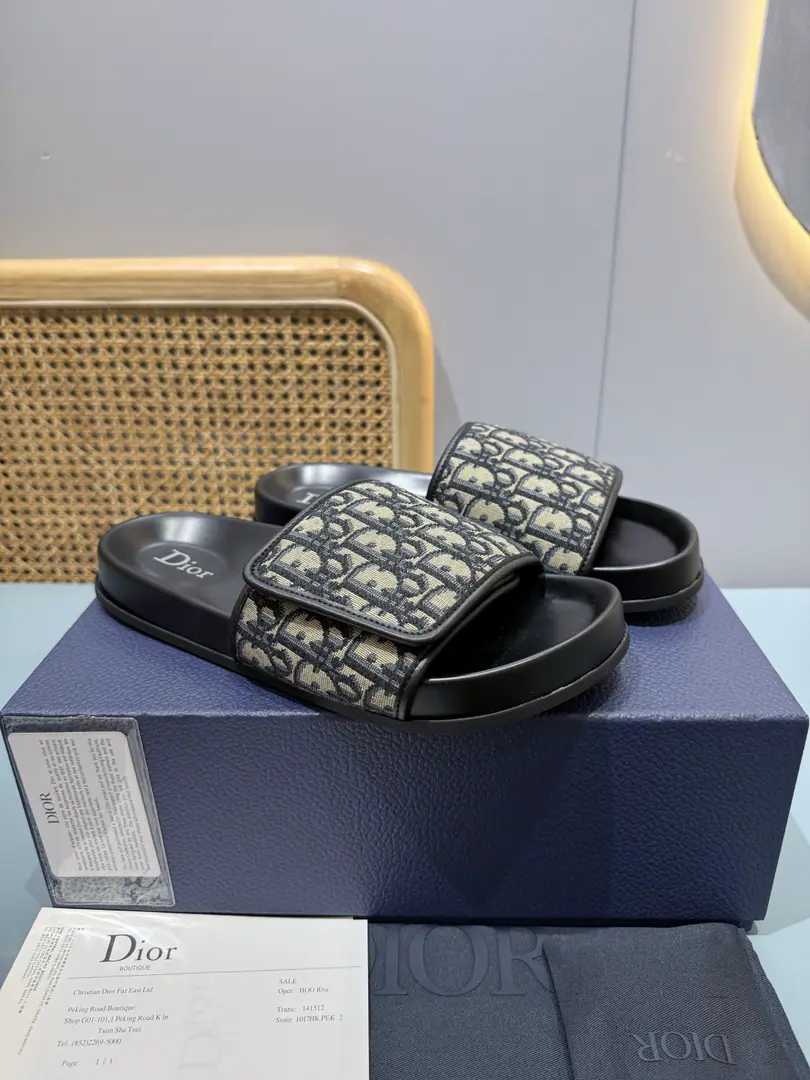 Men👨🏻Plant price, New paragraph 🆕Dior Aqua A man's slippers are elegant and leisurely.. - I'll take a D.～Ash CD Diamond Reconstruct the canvas., Inspired by the... Dio～Archives. Match“D”Signs and commo-tone bottoms, It's easy to match shorts or jeans., Make a fine shape.. Codes: 39-46 (46I'll make sure I don't change it.)