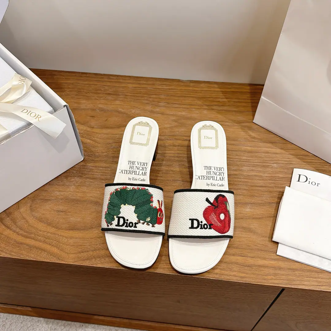 Dio. Dior 2026Spring and summer, the new girl's shoes. CDLetterlogoStereo-decording A pair of big, jelly-colored slippers. Market Top Version Material:The original shoe-faced, high-temperature water-melted cotton electrocution technology is a silky piece of fabric.+In the skin of the sheep.+Italy is a big-ass country. Packaging: Every pair of shoes. He's tall.:4.5CM size: 34-43（34.40.41.42.43You're gonna have to do it or not.）