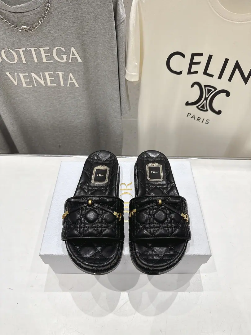 🏧𝑫𝑰𝑶𝑹*The new Dior-Dou sandal slippers. Classic A pair of feet., Use extra light., Comfortable special fabric making, A fine embroidered shoe., It's a mix of different shapes., Show me the way to the Mortenian.. Comfortable 100%.！Nice foot., It's a hundred.💃🏽 Original import of embroidered shoe face Import sheep's skin inside. OriginalTPUSlipboard Base YBCopy Full package Size35-32 (40.41.42Do it.)