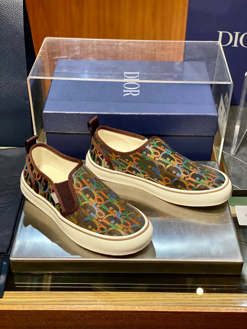 Dior Saltwind Sports shoes ♞. 39~45 Cotton flour multicolour Doves & Roses A pattern embroidery SaltwindThe series is a shoe line for Dior's daily leisure., Luxury locomotives., The master's low profile, old man., No, it's not.B23The high-end shoes are so high., It's better for a low profile.. The whole shoe is based on the classic skateboard canvas., Shoes are round., Long shoe work., No sense of stupidity., It's different from the big old man's shoes., It's a light-flag, daily flat-bed shoe.
