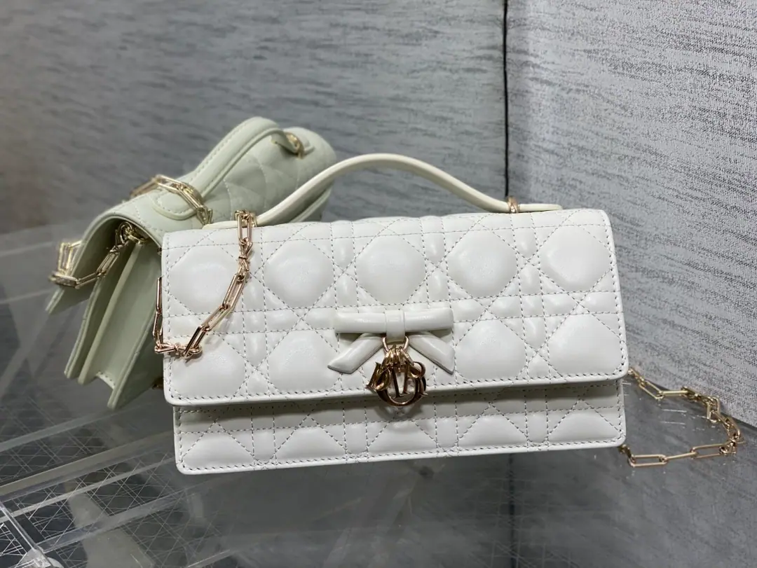 Current‼️ The newest butterfly chainer in the brick cabinet.🎀Signal vine grooves, A classic letter-and-letter strap.🎀👏, A new handle design., With soft sheep skin., Elegance and fashion.🙋, The brightest part is the beautiful pearl chain.😁, Make the whole bag even more sophisticated., Multiple layers and slots inside, A beautiful, practical one.😍 size:21*11*5cm 0502