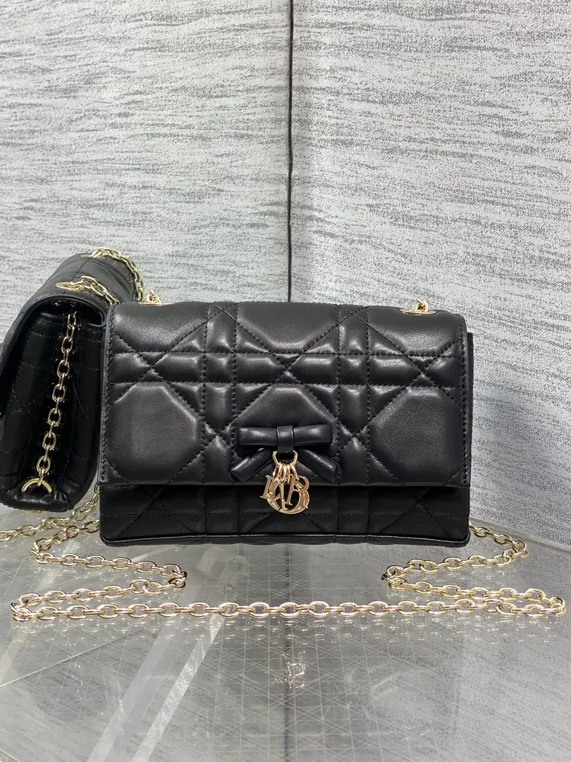 Black Current‼️ The newest VV chain in the brick cabinet.WOC Signal vine grooves, The classic letter hanging. A special butterfly knot design., With soft sheep skin. Elegance and fashion., The bright spot is the beautiful bow chain. Make the whole bag even more sophisticated., Multiple layers and slots inside, A beautiful, practical one. size: 21*11.5*7cm 5841 0008