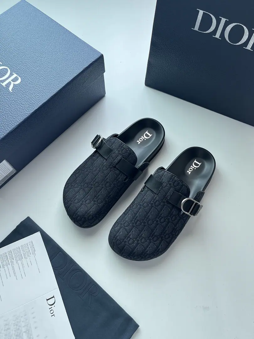 New paragraphD-or Aqua Muller shoes.✔️ I want to combine Mortenian with classic design.. Mic and black. Oblique - The print-faced shoe., Matchable band, Argumented with metal coating copper alloys Dior - Put the button up.. It's a black leather., Rubber and EVA The bottom of the dent., It's easy to mix with a variety of recreational costumes.. Codes: 39-46 Colours: Blackie., Apricot.