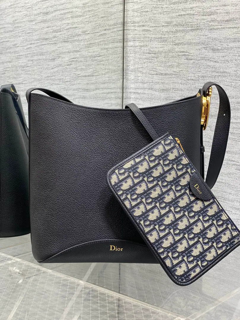 Black spot.‼️ Dior MedaillonThe buckets are all new. Softly peared cow leather., It's super-certific. A simple, air-blank shape., A full sense of excellence. The shoulder belt is tied to the classic mirror, the hardware button., Elegance and Morden. The capacity is too large to accommodate all kinds of daily travel. The design of the adjustable shoulder belts creates multiple back-to-back shapes. It's a good thing to travel, whether it's commuting or leisure. size:26.5x26x15cm 5843 0008