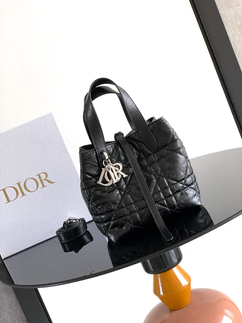 This one. Dior Toujours Tile handbag fashionable, Don't make a single.. It's carefully crafted with black cow leather., I'm gonna use the super-trub line., A wide internal partition would accommodate a variety of daily supplies.. It's got a thin leather belt., I can safely collect all kinds of items., There's another one. CD Lock Letter D knob button, Reconciled on both sides, Raise the tone. Small sizes, Top leather handles with disassembly leather shoulder belts., But the handy., Shoulder or slash. Subject: Cow leather. Refried.: Cow leather. Double-share design: ♪ The thin band and the Christian Dior Paris Tie the pair. CD Lock - Pull! D.I.O.R. The hanger. Internal plug-in bags to place cards Top leather handle. Detachable leather straps. Dimensions: 18.5 x 18.5 x 12 centimetres Numbering:FJA-M2835 0010