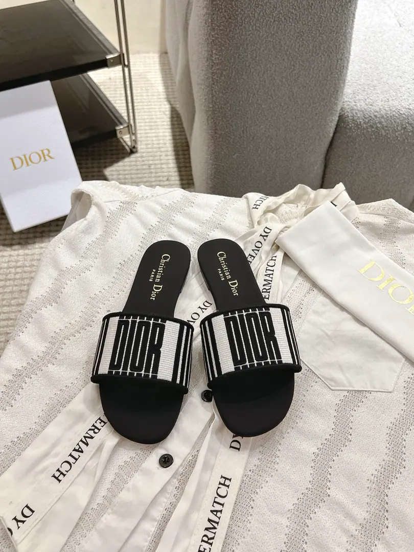 Floor D*or2026♪ Spring and summer ♪ CD•Ms. Dio has a long-term embroidered slipper. Christian Dior has always been a gorgeous and elegant noun., In fashion, the top of the world.👍 Especially worth mentioning.: A salivation.✨Pattern, Re-presentChrstian DiorOne of the precious symbols.✅ Original version*Full package More than 100 colors. ◽️Shoe.: Top-of-the-line embroidery cotton cloth. ◽️Uchi.: Import of sheep skin ◽️Otsumi!: The original is really leather. ◽️Codes: 35-41 (41Do it.) ⚠️⚠️⚠️Because of the color., Individual colours to be ordered, No, no, no, no, no.
