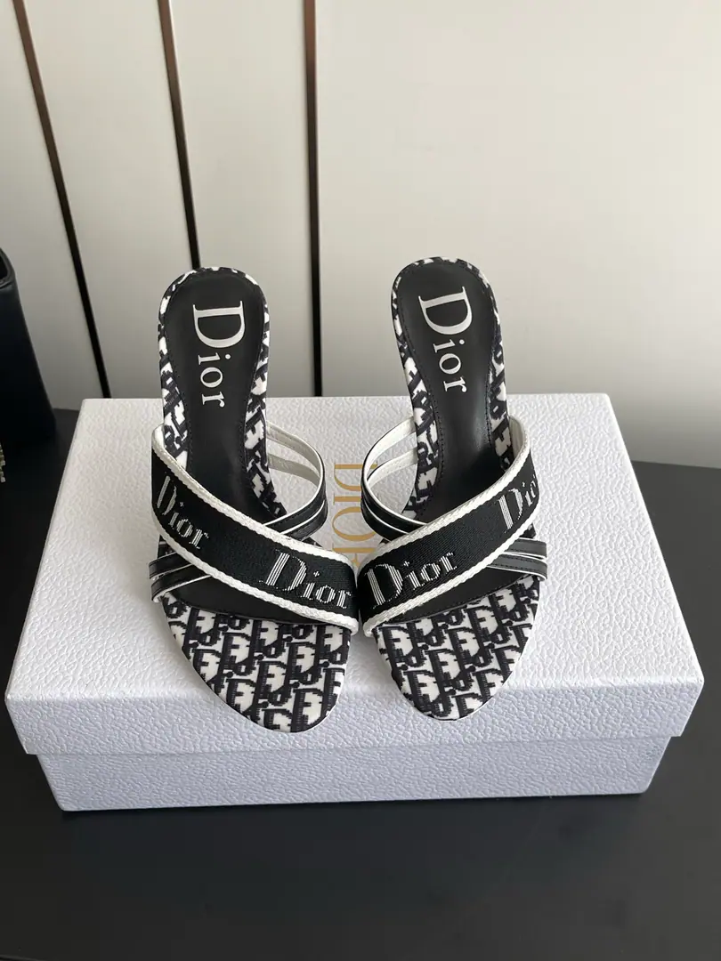 🏧𝐃𝐢𝐨𝐫 The ancient high heels of Dior's new paragraph. Princess Fan is a great girl. The color is very colorful. A charming recollection. Summer necessary. It's definitely a fresh feeling, either at work or normally. Shoe-face electro-meat process/Lamb skin. Inner sheep's skin. The Italians are so rich. He's tall.8.5cm Codes35-39 （40 41 42Do it.）