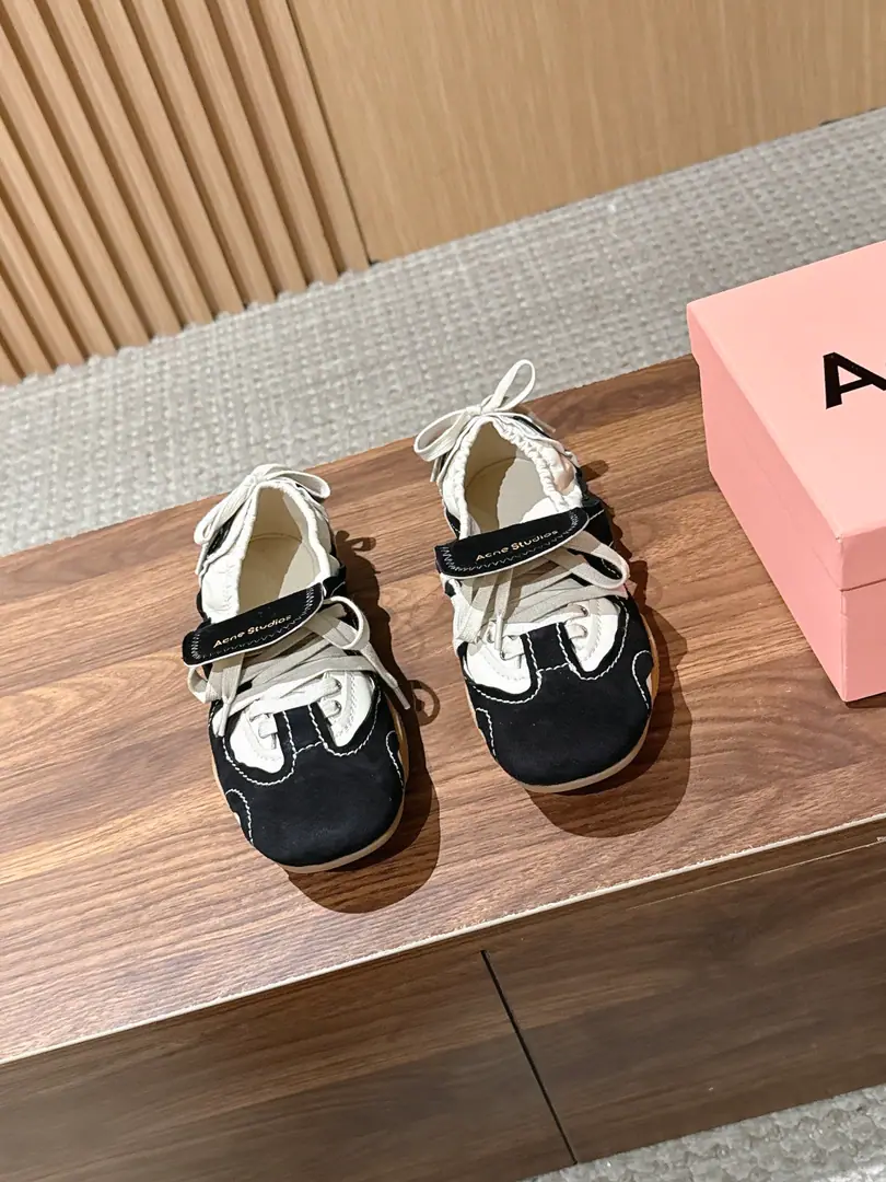 Acne Studios Axie's new ballet butterfly is tied to a shallow shoe. Remodel the contours of classic ballet shoes, To combine ballet's romantic and elegant with street leisure., Some of them are still in the old days., Y2KThe technology senses the current elements.. The shoes are a classic for the round ballet., There's a band design on the front side of the shoe., A decorative tie on the back of the shoe.. I got shoes on my tongue.Acne StudiosBranding, A light leg on the bottom of a thin shoe.. Material: - Oh, Pete. Uchi.: Lamb skin. Otsumi!: Rubber Bottom Size: 35-40Code（40Code custom is not to be changed）