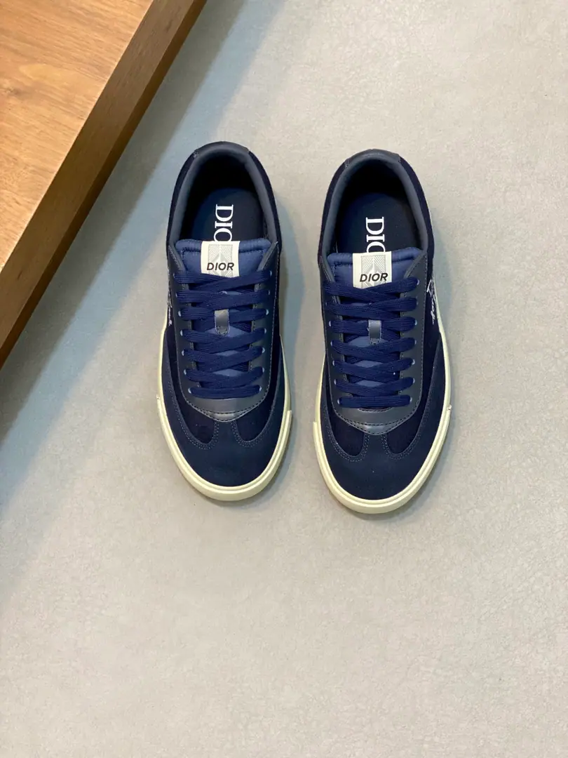 Dio.Dior x Denim LatestTearsJoint Cooperation Fund Series Leisure Sports shoes Skis. Original procurement development Make the goods. This one. The sneakers are brand new in the fall of 2002-2003., Re-read the classic tennis shoes., The contours of fashion highlight the feeling of a deep sense of truth.. It's carefully prepared using Navy blue and white flower paste., I'm not sure. Oblique Stamps, With a fuzzy patch., Don't put a single pair of shoes on the table. Dior Pumping sign, With the Navy blue horse hair wide shoe belts and dumb-looking eyes with yellow copper eyes.. White Dior Oblique The rubber soles., The back side is contrasted. Dior 30 Avenue Montaigne Mark Up. It's a fashionable style. Send a cabinet for fine packaging🛍📦 ▪️ Fabulous.: Original CustomiseObliqueOld flower.+Bullskins. ▪️ Uchi.: Original customized sheep skin+In the air network. ▪️ Shoes under the sole.: Original modeling of slide-resistant rubber material ▪️ Bottom: 4CM ▪️ Size: Men38-45（38, 45, 46 Make a reservation.）