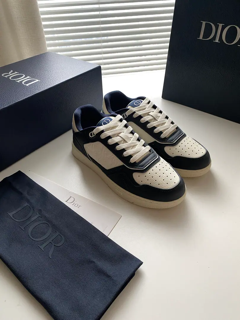 New paragraph B27 Uptown Low gang sneakers.✔️ B27The series is... Dior A classic one.. It's carefully crafted using the Navy's blue and white-coloured cattle leather., ♪ With white D～or Gravity Print Effect Leather Collapse. This leather will be used in the crushing process. Oblique The stamp is on the skin of the cow., Chan D～or The most wonderful process of the workshop.. CD Icon The shoes are so beautiful and so delicate., White rubber soles., The tongues and the heels of the shoes are all red-coated with classic details., More sophisticated.. Low-end design, It's a lot of fashion., It's a good thing to wear different costumes.. Codes: 39-45 Colours: Navy blue., Shokachi.