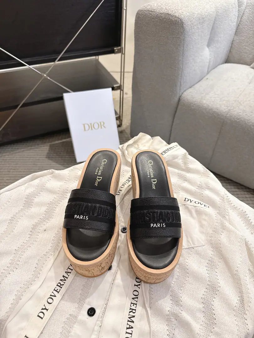 Get out of the factory. Dio. Dior 2026 Spring and summer. Dway Jell-O-Spin-Shoes. CDLetterlogoA sculptor of a thick, round-headed toe-sniffer slippers. Material:I'll import a cow's skin on my shoe.+In the foot of the watered sheep.+Original unmixed Soft GroupTpuOtsumi! Bottom: 10CM size: 35-41（40.41.You're gonna have to do it or not.）