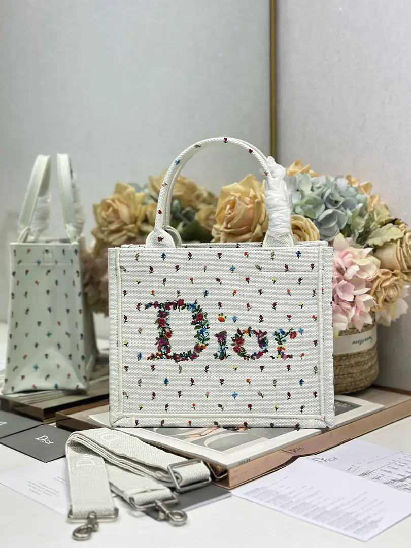 【The skyflowers with the straps. Size of the trumpet】 Dio.r Mini Book tote An ancient, fashionable, denture-shaped monolith.♡The fine embroidery is perfect. You can bring a good light to the match.～ This little one is so much love.8！ It's easy to put a little bit of little stuff in a little bag.～ Who uses who? A fairy with a fine meal must enter.. Paragraph:1265/1286 Dimensions:26.5×21×14cm - I can take one. iPad Air 4 Or one. iPad Pro 11 0006
