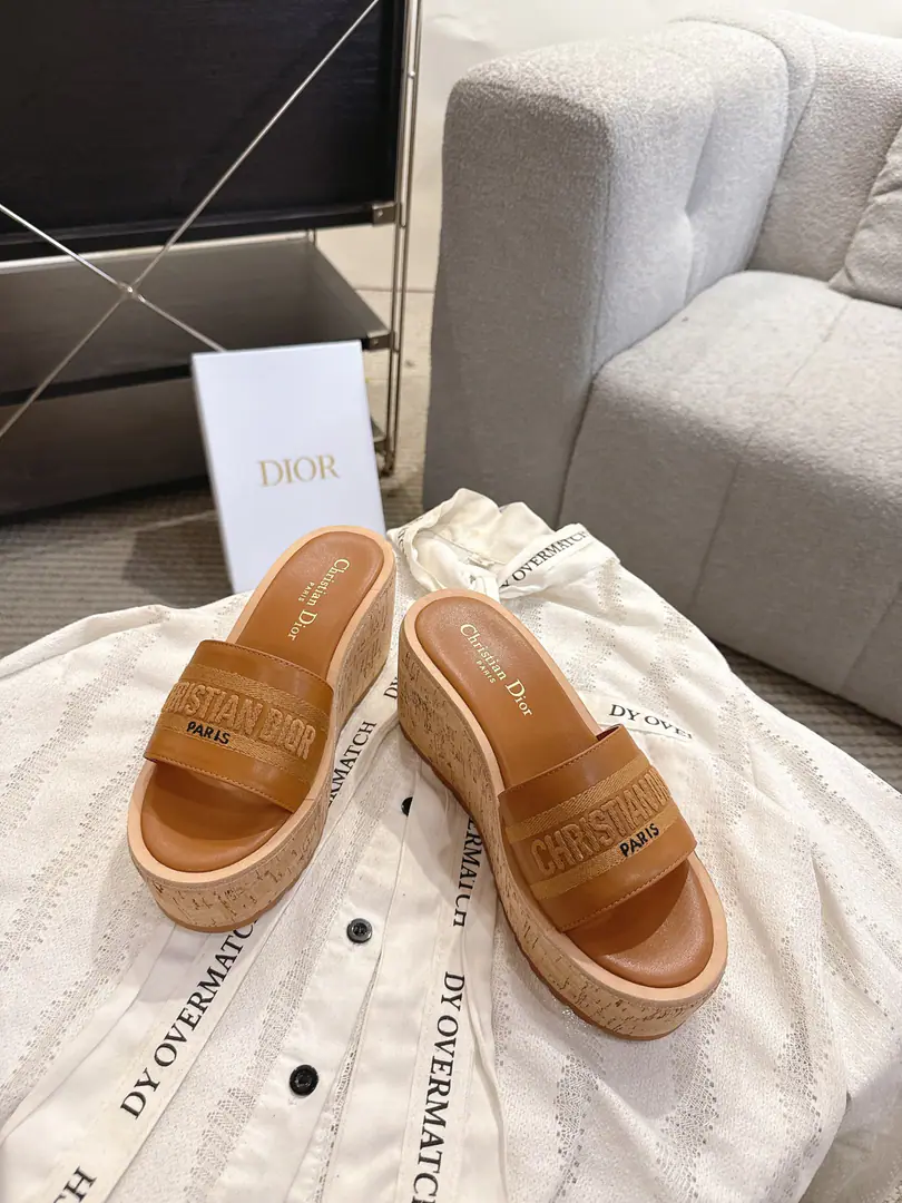 Get out of the factory. Dio. Dior 2026 Spring and summer. Dway Jell-O-Spin-Shoes. CDLetterlogoA sculptor of a thick, round-headed toe-sniffer slippers. Material:I'll import a cow's skin on my shoe.+In the foot of the watered sheep.+Original unmixed Soft GroupTpuOtsumi! Bottom: 10CM size: 35-41（40.41.You're gonna have to do it or not.）