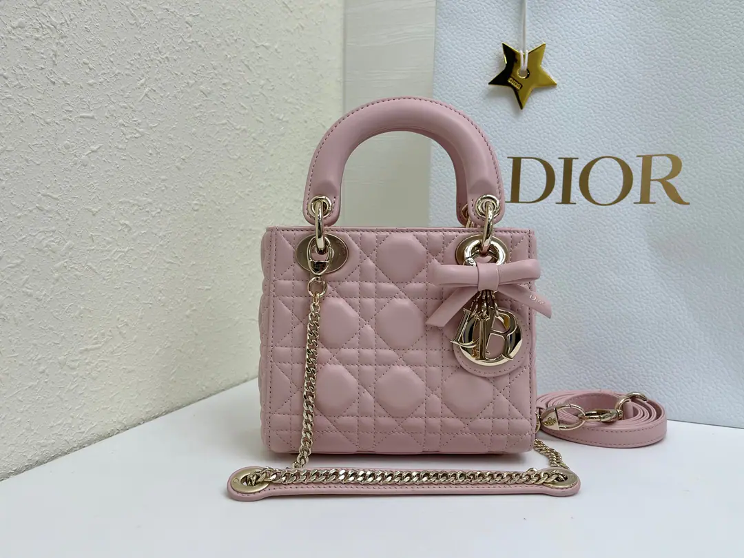 Top First List Butterfly knots.🦋Lady Dior Three pixie powders., The classic "Fancy Bag" is a collection of the best. Dior A profound insight into grace and beauty.. It's a very elaborate work., Make a good look at the vine-twice. Sew the details., The design of the noble classics has been long and long.. Silver Metal“D.I.O.R.”The hanger., Add a touch of the fine contour.. Mini-style., With a detachable chain shoulder belt., But the handy., Shoulder or slash, It's the ideal date for the evening costume.. Dismantled straps., But with other straps of embroidery., Dimensions: 17×15×7cm, Encoding6603 0009