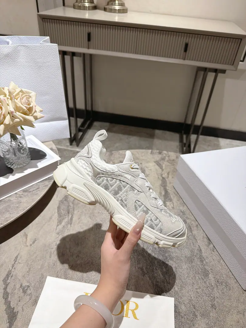 The latest blast. Star money.2026The main thruster. The new Dio. Dior Chrono New leisure sneakers, old dad's shoes. It's really cool., The future is so strong.!Really good.！Once again, the idea of Diocuncupation was played out., Lucky star is good luck for you., It's brand new.EVAThe soles are so light and soft.!The original is perfect.！Full-to-Purpose Material Modular！！35-39(40.41.42Do it.)