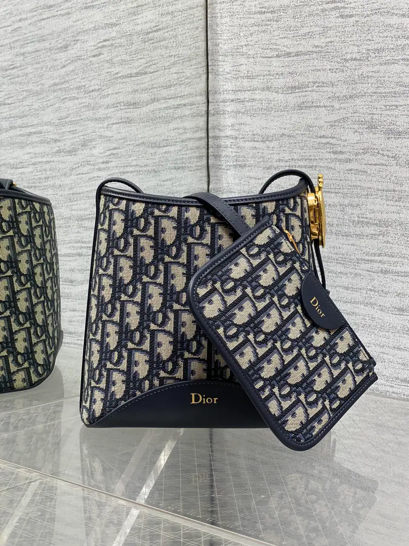 Blue cloth.‼️ Dior MedaillonThe little buckets are all new. Classic.Oblique The more you look, the more you look. A simple, air-blank shape., A full sense of excellence. The shoulder belt is tied to the classic mirror, the hardware button., Elegance and Morden. The capacity is too large to accommodate all kinds of daily travel. The design of the adjustable shoulder belts creates multiple back-to-back shapes. It's a good thing to travel, whether it's commuting or leisure. 5842 size:19.5x18.5x11.5cm 0008