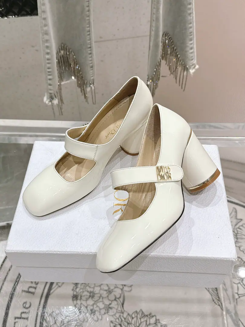 🏧𝐌𝐢𝐬𝐬 𝐃𝐢𝐨𝐫/The Diao classic Paris show. I'm a new cabinet. Metal button single shoe series This one.MissThe one-shoe series is a Paris show., Elegance fashion.. It's carefully crafted using paint leather., Shortcut, Shoe-faced metal with gold-faced beadslogoRaise the tone, Elegance atmosphere！Fashioned round-shoes and cylindrical heels are mutually reinforcing., It adds a high quality to the various shapes.. The shoes are painted with imported soft calves. The insides are all sheep's skin. Italian imports are so thick. He's tall.: 4cm/8cm Codes: 35-41 [40.41.42Custom]