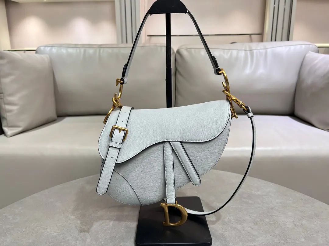 The cloudy gray.➕【With a shoulder belt.】𝗖𝗗 𝗦𝗮𝗱𝗱𝗹𝗲 Classic saddle bag.🈶️The king of the kings., The position is unshakeable.☝️The whole fashion world is still hot this year.🍀This new sale is now being offered with its own strap.！Focus or Dismantling Reconciling Length, - Oh, shit.！Finally.！No more money to match., And save a few more. How can you not go?！And the heat is pushing up to the top again. Size. 24×6×18cm ⚠️Shoulder belts are longest. cm, Shortest88.5cm 0446