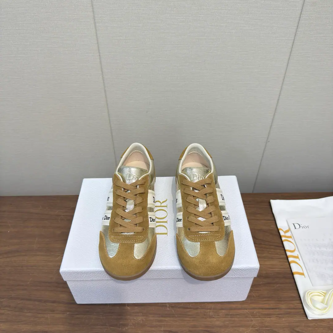Dior Dior is the latest.26ss Spring Series Leisure sports shoes Shoes. New money coming in. High Version 2026New series, Different shoes., ♪ The youth is so great ♪ Dream back to school., Re-enacting sports style with elegant fashion.. The shoes were carefully made from white net eye fabrics., Shoe belts and heels. Christian Dior Paris Mark. A fine pair of shoes, soft and soft., It can add high-altitude to various recreational models. Send a cabinet for fine packaging🛍📦 ▪️Fabulous.: Original custom-made process materials ▪️Uchi.: Imports of soft sheep skins ▪️Shoes under the sole.: Original modeling of slide-resistant rubber material ▪️Bottom: 3CM ▪️Size: Female35-41 / 41Custom