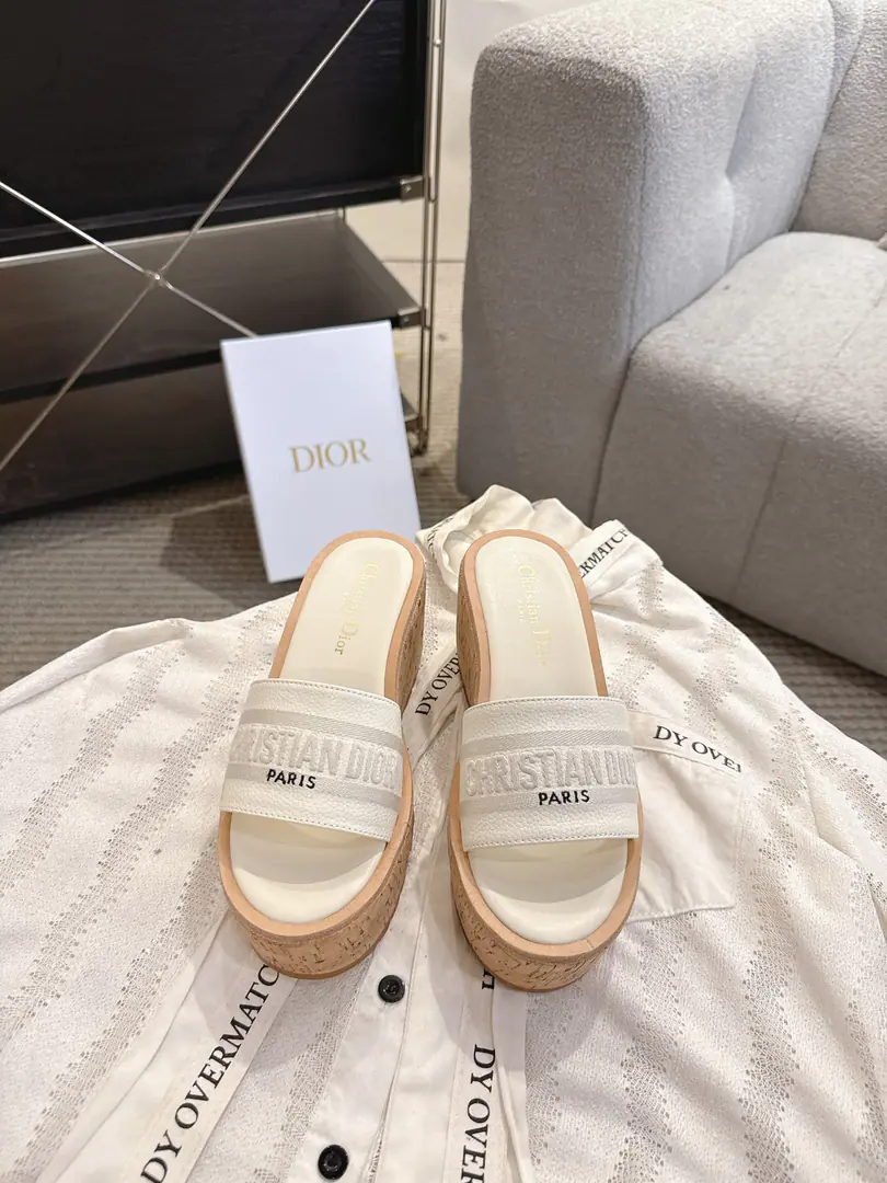 Get out of the factory. Dio. Dior 2026 Spring and summer. Dway Jell-O-Spin-Shoes. CDLetterlogoA sculptor of a thick, round-headed toe-sniffer slippers. Material:I'll import a cow's skin on my shoe.+In the foot of the watered sheep.+Original unmixed Soft GroupTpuOtsumi! Bottom: 10CM size: 35-41（40.41.You're gonna have to do it or not.）