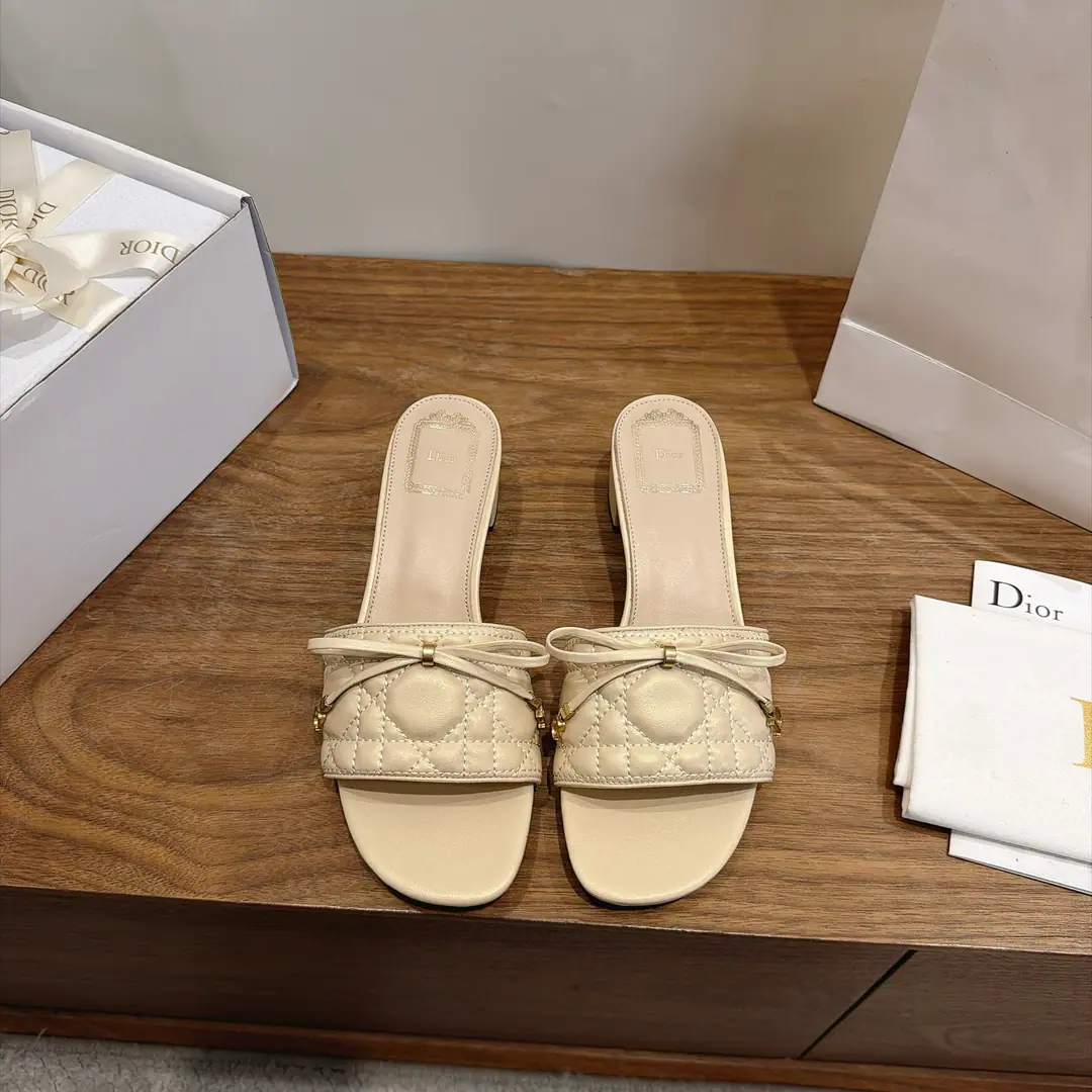 Aircraft box Plant prices:Bold Dio. Dior 2026The early spring new money. CannageThe vine-twilighted electric embroidery and the word-trapped butterfly swags. CDLetterlogoThe hardware is rounded up and the sandals are empty. Market Top Version Material:I'm a mixed-skinned goat.+In the skin of the sheep.+Italy is a big-ass country. He's tall.:4.5CM size: 34-43(34.40.41.42.43You're gonna have to do it or not.）