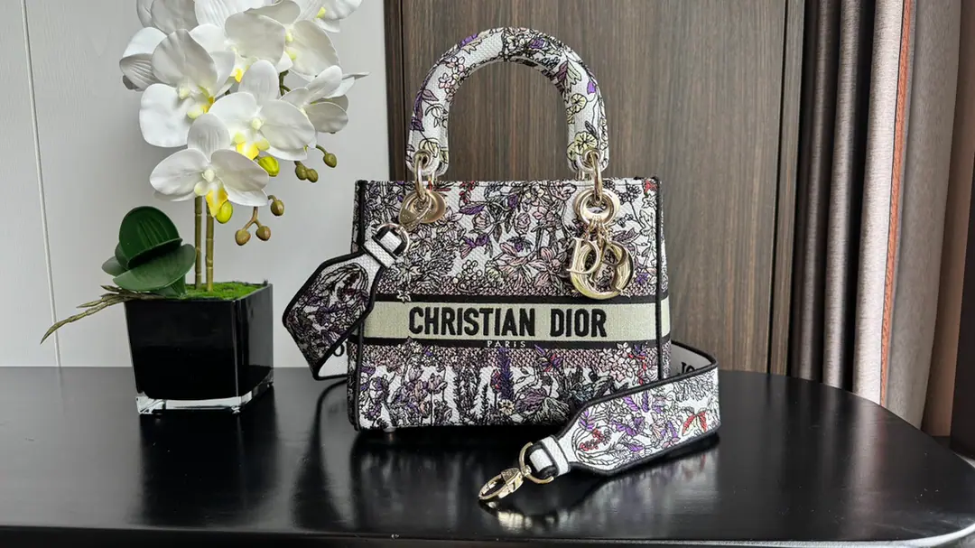 New paragraph💋A winter daffy of the garden garden.💋This one. Lady D-Lite The bags combine the classic grace with fashion.. The generals are to be set up by Petro.·Rufus. (Pietro Ruffo) Designed grey+White background multicolor Dior 4 Saisons Hiver A pattern embroidery, ♪ Show us the winter flowers ♪, I'll show you the way I am.. A light gold-faced metal. D.I.O.R. The hanger., Add a touch of the fine contour.. Medium, With a disassemble embroidery strap., You can pick it up or slash it.. "and the head" Christian Dior Paris Mark Disassembles the sundial straps. Internal zippers. Big-size sticker bag. But you can match the other ones with the other ones. Dior A embroidered shoulder belt. It contains dustproof bags. Dimensions24X20X11centimetres Paragraph: 6605 0021