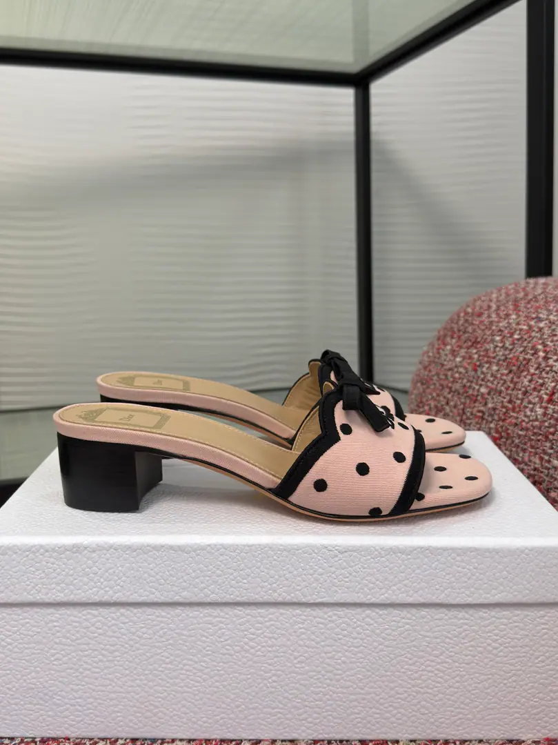 Top Version DIOR Dio. 2026 Summer brand new. DwaySeries Spot Butterfly knots. Embroidery High heels Cool. Shoes. DiorIt's a double-marked thing.DwayHigh heels sandals with black and white.PolkaDiorPattern, ♪ Stylish and delicate ♪MaisonThe eternal gift of honor.. The middle of the shoe is a fine black-faced bow., And embroidery.“Dior”Branding, With grace and beauty.. Heel wide.3.5centimetres, It's perfect for modernity., And can also be with otherPolkaDiorThe combination of works. Fabulous.: Original custom fabric Uchi./Foot.: Import of sheep skin Otsumi!: Italian imports are so thick. He's tall.: 3.5cm Size: 35-42（40 41 42I'll make sure I don't change it.）