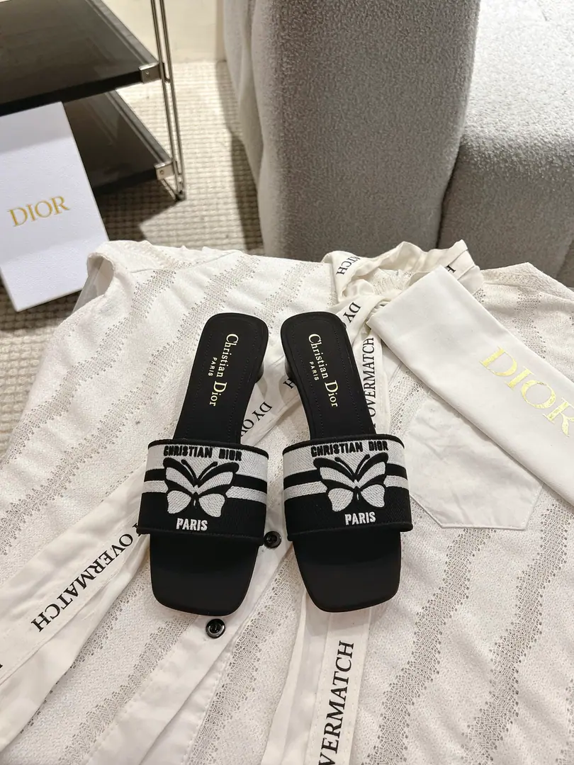 Circle D*or2026♪ Spring and summer ♪ CD•Ms. Dio has a long-term embroidered slipper. Christian Dior has always been a gorgeous and elegant noun., In fashion, the top of the world.👍 Especially worth mentioning.: A salivation.✨Pattern, Re-presentChrstian DiorOne of the precious symbols.✅ Original version*Full package More than 100 colors. ◽️Shoe.: Top-of-the-line embroidery cotton cloth. ◽️Uchi.: Import of sheep skin ◽️Otsumi!: The original is really leather. ◽️Codes: 35-41 (41Do it.) ⚠️⚠️⚠️Because of the color., Individual colours to be ordered, No, no, no, no, no.