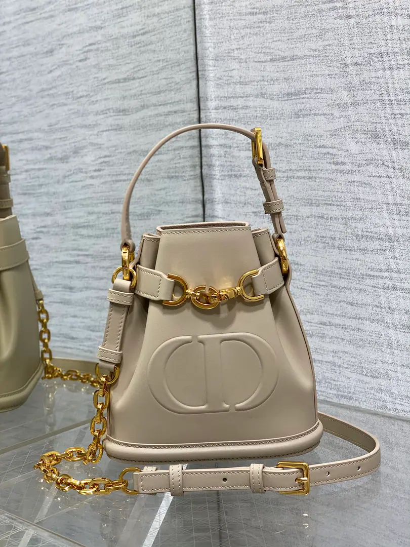 Small spot.‼️ The newest brick cabinet.C'est Series, Elegance and classic., A unique bucket bag., LetterLock Open, Use the spin button letter D, I can collect all kinds of daily supplies., A top handle and a modifiable belt., Detachable straps, It's both fashion and fashion. size: 17*7*18cm 9279 0020