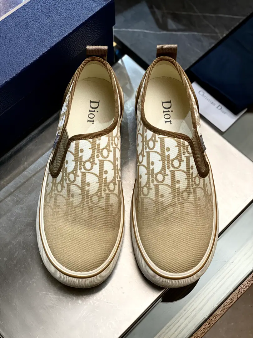 Dior Saltwind Sports shoes ♞. 39~45 Cotton flour multicolour Doves & Roses A pattern embroidery SaltwindThe series is a shoe line for Dior's daily leisure., Luxury locomotives., The master's low profile, old man., No, it's not.B23The high-end shoes are so high., It's better for a low profile.. The whole shoe is based on the classic skateboard canvas., Shoes are round., Long shoe work., No sense of stupidity., It's different from the big old man's shoes., It's a light-flag, daily flat-bed shoe.