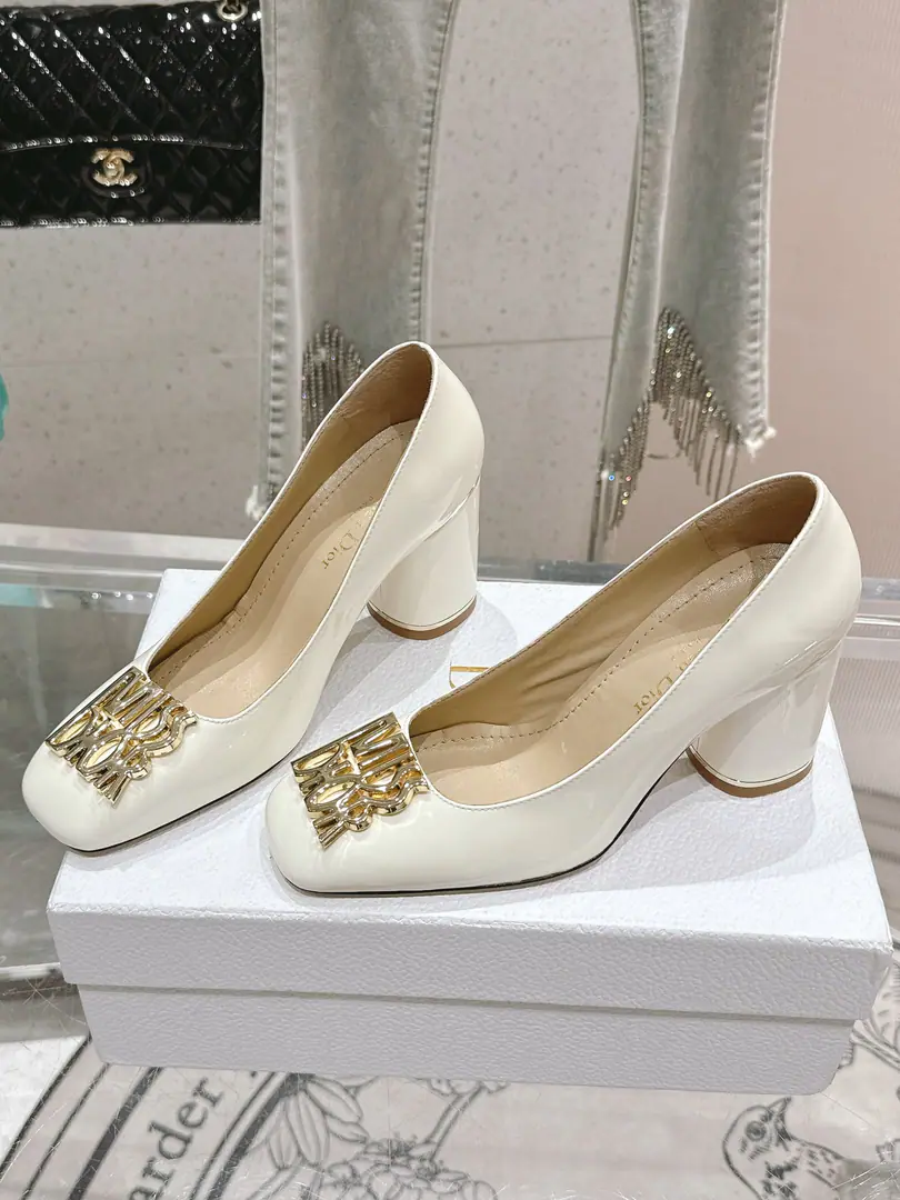 🏧𝐌𝐢𝐬𝐬 𝐃𝐢𝐨𝐫/The Diao classic Paris show. I'm a new cabinet. Metal button single shoe series This one.MissThe one-shoe series is a Paris show., Elegance fashion.. It's carefully crafted using paint leather., Shortcut, Shoe-faced metal with gold-faced beadslogoRaise the tone, Elegance atmosphere！Fashioned round-shoes and cylindrical heels are mutually reinforcing., It adds a high quality to the various shapes.. The shoes are painted with imported soft calves. The insides are all sheep's skin. Italian imports are so thick. He's tall.: 4cm/8cm Codes: 35-41 [40.41.42Custom]