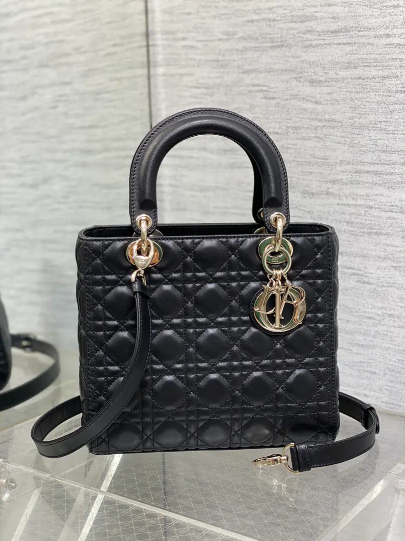 Five black sheep.‼️ LadyThe latest five-gauge sheep., Classic Upgrade📤, Change the zipper design of the previous scratch., That's so sweet.😘, After all the zippers., I really like the new five-digit cap design., Full capacity.💯, You look good with your hands slanted., The ancient diamond and the long-lasting wrapping., It's a bag every girl deserves.👜 6605 size:24*11*20cm 0001