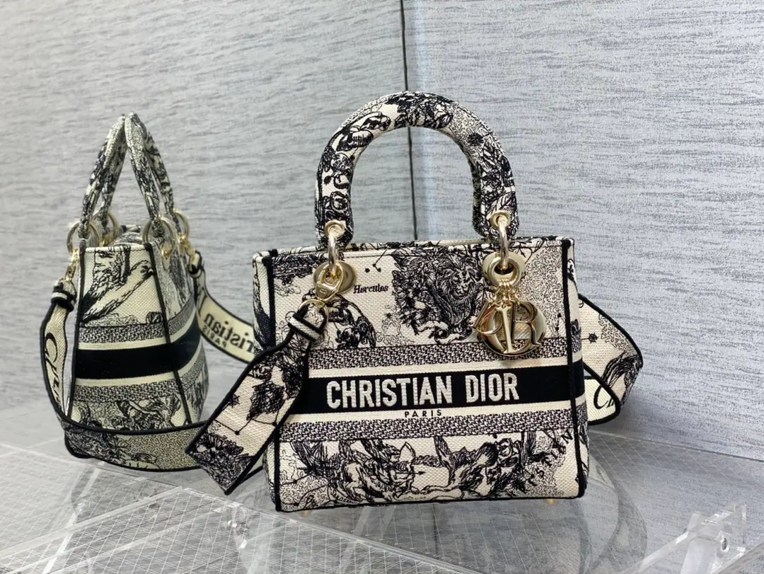Current‼️ LadyThe latest constellation embroidery series.♈️, A perfect constellation pattern., A classic graphic embroidery., A fine process.🔍, Perfect color., The whole fashion is back to old., High-class and romantic.☺️ size:24cm Paragraph:6605 0021