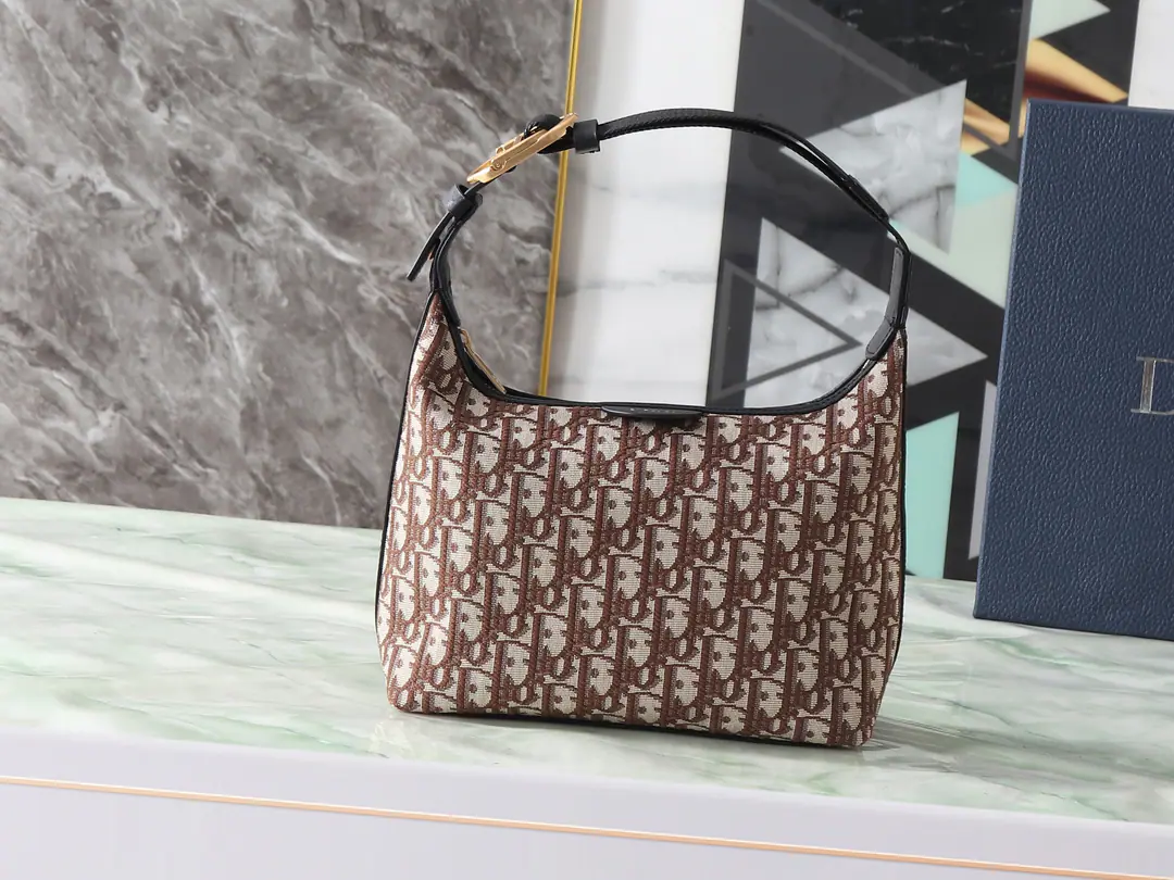 Top First List This one. Dior Jett The bag is Jonathan.·Anderson. (Jonathan Anderson) The original original., Show me the fine and practical design.. Use black Oblique The fabric is carefully crafted, like the print., Argumented with metal coating copper alloys CD - Put the button up., Show me the classic beauty.. Subject: Cotton, Cow leather., Technical fabric Refried.: Cotton, Cow leather. The main zipper is in the inside. Adjustable Dior Leather and nylon twig handles., Match CD Tights. Up front Dior Pumping sign Inside. Dior Pumping sign It contains dustproof bags.. Size Information Dimensions: 23 x 13 x 11 centimetres（Long x High x Kuan） Acceptable 1 A cell phone and 1 A clip. Top of the handle length: 40 centimetres Top of the handle to top of the handbag: 20 centimetres Model: Black cloth. Brown cloth. 0017