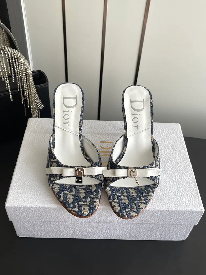 🏧𝐃𝐢𝐨𝐫New paragraph The Chinese key is a high-tock slipper. Princess Fan is a great girl. The color is very colorful. A charming recollection. Summer necessary. It's not just for work, but for regular wear. It's definitely full of freshness.💃🏽 The original shoe face special material Inner sheep's skin. The Italians are so rich. He's tall.8.5cm Codes34-42 [34 40 41 42Do it.]