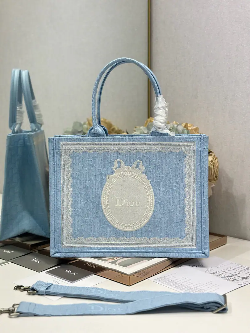 【The sky-blue mirror with the shoulder belt. Medium Size】 Dior book tote Shopping bags This one.Book ToteThe bag was inspired by Maria the Head of Women's Creatives.·Katya.·Cory.（Maria Grazia Chiuri）It's a reflection.DiorThe beauty of the game.. I can collect all kinds of daily supplies., A new act.BayadereMixed effectD-StripesA pattern embroidery, More fashionable.. "and the head"“Christian Dior”Mark, Well, that's all.DiorThe most beautiful process.. Paragraph: 1286 Dimensions: 36×28 cm 0006