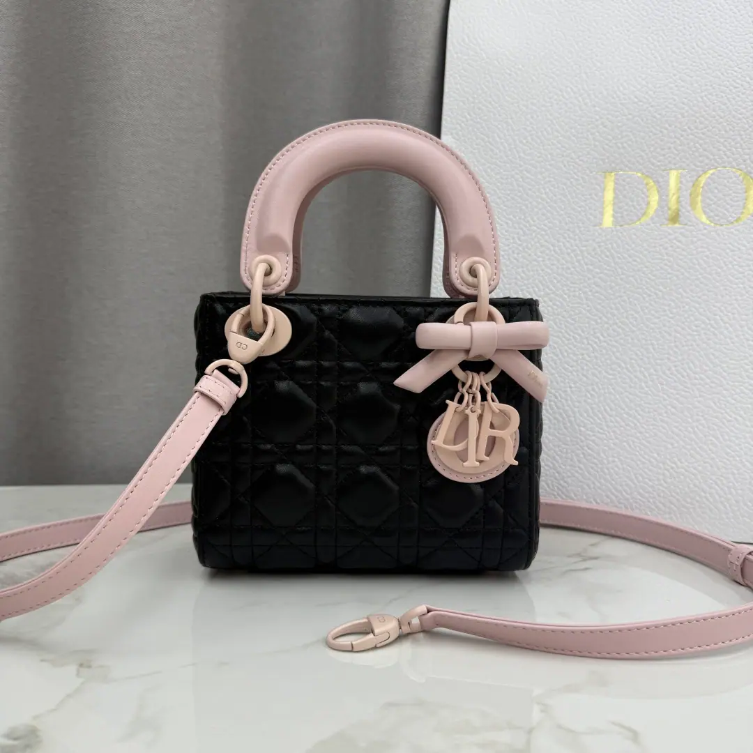 Three-gauge black powdered powder.‼️ Classic LadyThe latest bow.🎀- Daphne bag., A three-pack for a man.😍. ♪ Fascinating graceful and enchanting💃🏻, It's a woman's taste to be a little stomping., Classic fashion style.. insAnd a lot of fashion.iconA bag with a man., Don't miss it.❤️ size: 17*7*15cm 6603 0009