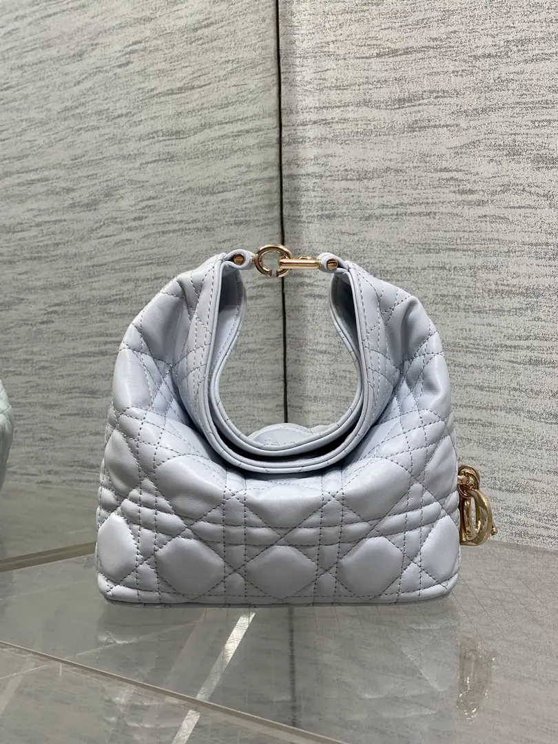 Mini-Glace Blue.‼️ Dior Winter26NewToujours Hobo Bring your own Yuan Bafu bag., The spirits are smooth.❤️ ♪ A symbolic smile folded around ♪+A classic vine-tied little goat's skin./- Oh, Pete. Small｜Wide leather shoulder belt, - A lot of commuters., I'm lazy. Mini-Man.｜Fine metal chain, ♪ Little twilight ♪, The atmosphere of dating is so high. SideD.I.O.RLucky suspension., Walking softly with a good luck filter.✨ There are many other low-saturated and tender colors., I'm not going to have to make it all the way up. French relax Easy to squeeze.🤏🏻 Size: 17.5*19*7cm