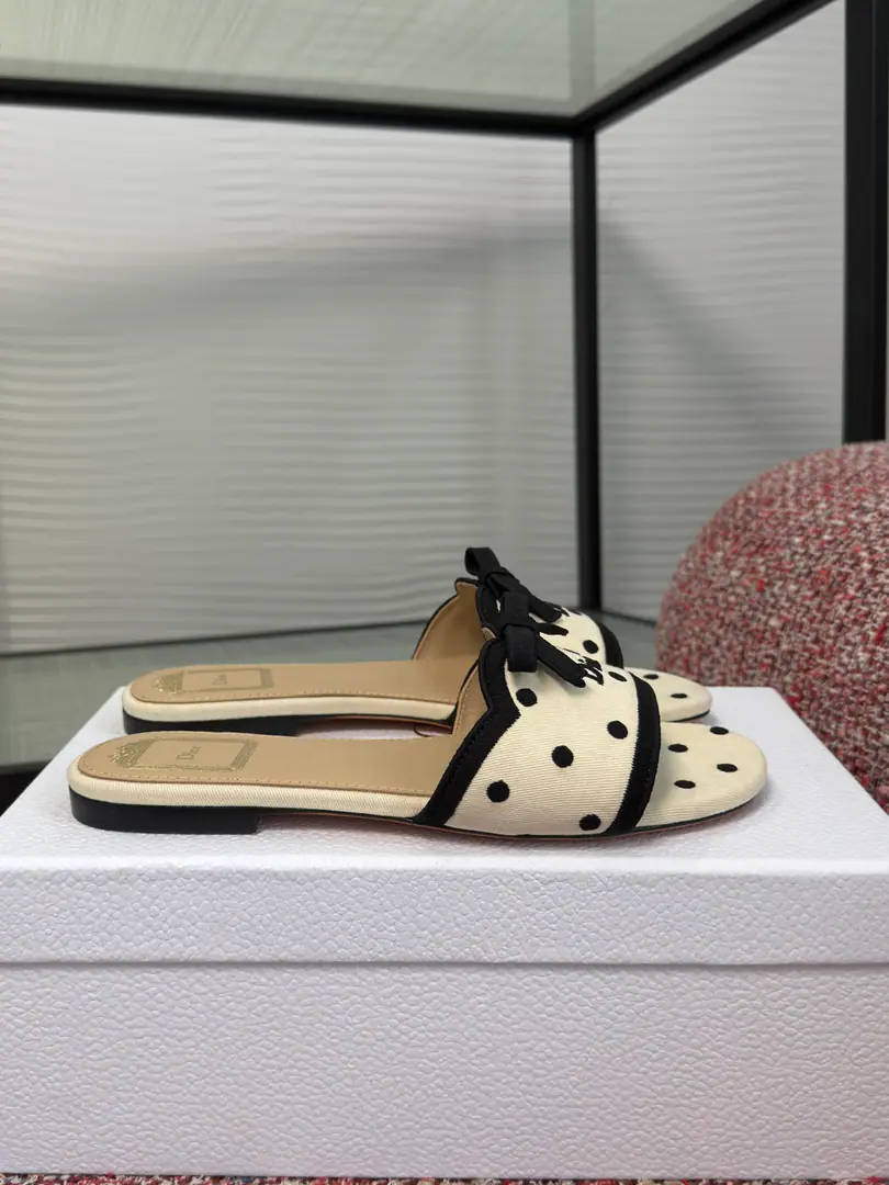 Top Version DIOR Dio. 2026 Summer brand new. DwaySeries Spot Butterfly knots. Embroidery Floor Cool. Shoes. DiorIt's a double-marked thing.DwayHigh heels sandals with black and white.PolkaDiorPattern, ♪ Stylish and delicate ♪MaisonThe eternal gift of honor.. The middle of the shoe is a fine black-faced bow., And embroidery.“Dior”Branding, With grace and beauty.. It's perfect for modernity., And can also be with otherPolkaDiorThe combination of works. Fabulous.: Original custom fabric Uchi./Foot.: Import of sheep skin Otsumi!: Italian imports are so thick. Size: 35-42（40 41 42I'll make sure I don't change it.）