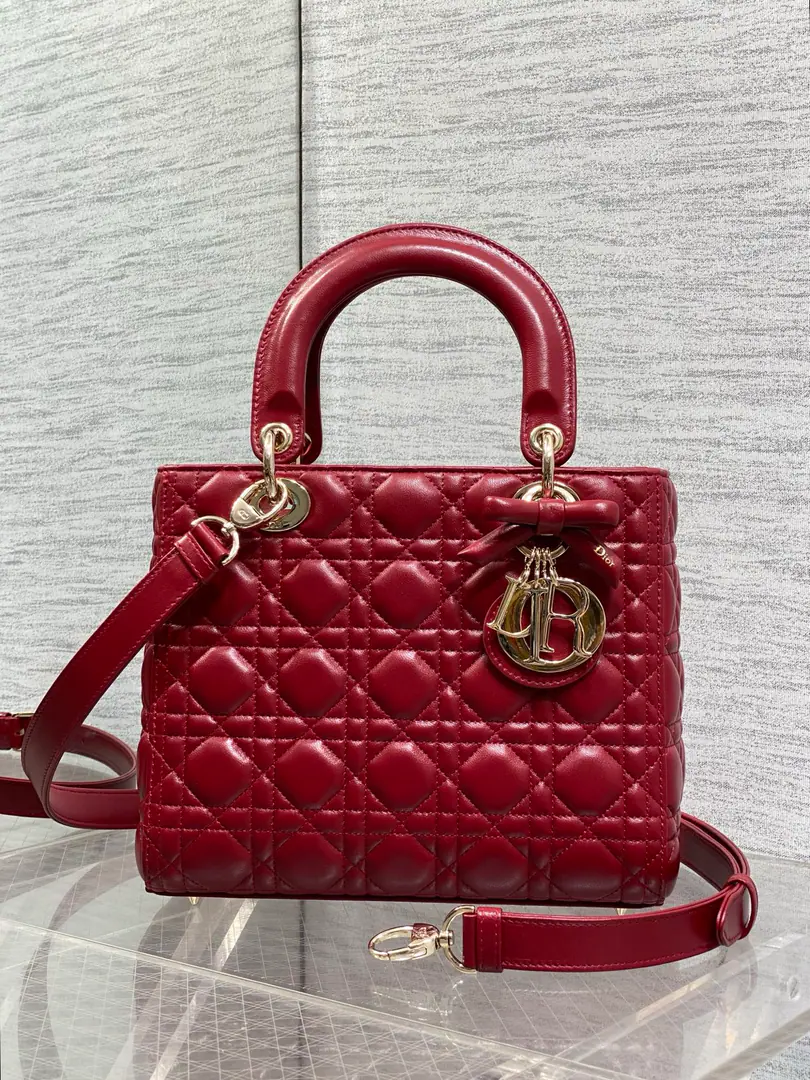 Cherry Red.‼️ LadyThe latest five-digit bow.🎀- Daphne bag., It's carefully crafted with a little sheep skin., A necessary bag for a man.😍. ♪ Fascinating graceful and enchanting💃🏻, It's a woman's taste to be a little stomping., Classic fashion style.. insAnd a lot of fashion.iconA bag with a man., Don't miss it.❤️ size: 24cm 6605
