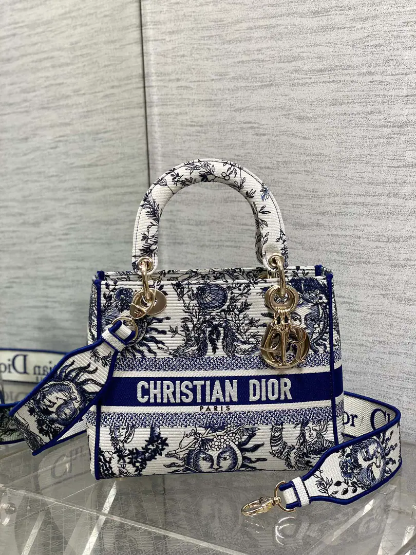 LadyFour Seasons of Sun Series of embroidery🙋🏻‍♀️, A beautiful embroidery., Classic design, It's a very bright bag., Large-volume design, Dirt-shaped Godpiece💪🏻, You're a fashionist., Super retro.😘, The capacity is good., Just throw everything in there.😜 size:24*11*20cm 6605 0021
