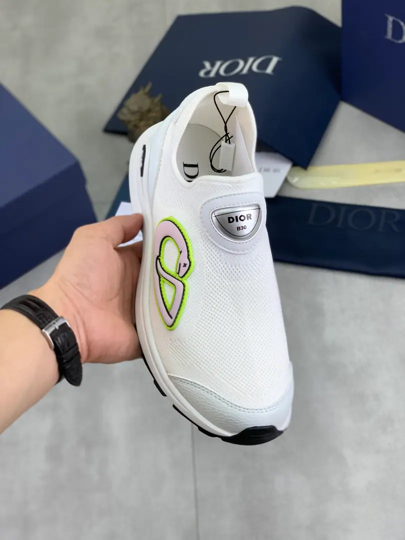 Plant prices ⚽️ Dio.Dior Chrono High-Video flying shoes 2025NewB30Series, Weaves white and black The sidekicks are printed on a computer. CD Mark, Star patches and heels on your tongue. Dior Mark, The details are so obvious.. Inside with original colored webcloths, The body is supported by a whole of cryogenic styrofoams., And fill the light cotton with a soft foot inside.. A single-molder is used as a whole., Don't think about the bottom of your shoes and the decoupling of your accessories., And she's light and comfortable and strong and hard-lasting., A semi-element metal star with a pair of pairs of shoes and a finely woven, ♪ And make the high tide of leisure ♪. Colours: White Black Gray Codes: 39-45