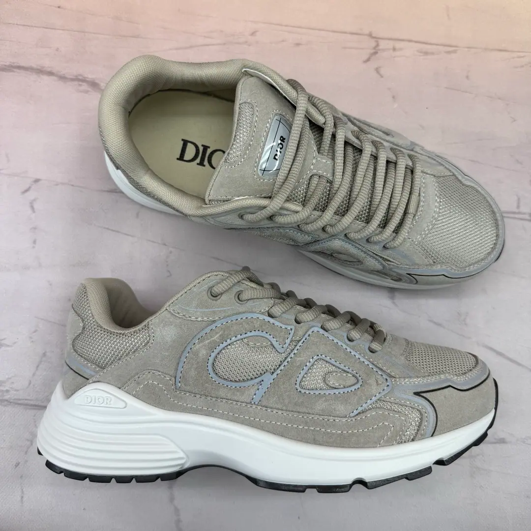 Dior / Dio. Dior Essentials B30 Sports shoes Men Deep gray modulation and technical fabric This one. B30 The sneakers have become... Dior Don't make a classic new one., Fashion and sport.. The white web-eye fabric and the technical fabric were carefully prepared, ♪ With a reflection“CD30”Mark Up, Beautiful.. The tongue and the back of the shoe are in silver.“DIOR B30”and“CD30”Mark. The lightly texture of the rubber outside highlights many characteristics., The comfort of building the ideal inside of the elastic.. It's a mix of leisure singles., Make a fine shape.. White web-eye fabric and technical fabric. Heel and side-dressing reflector.“CD30”Mark ♪ Shoe tongues on the“DIOR B30”Mark Low Gang! Bandar style Skin and web-eye fabrics. White super lightly texture rubber with a bottom match.“DIOR”Signs and black edges The bottom of the pairs of shoes is scalded with“DIOR”, “CD30”and“B30”Mark Sterling Structure It contains dustproof bags.