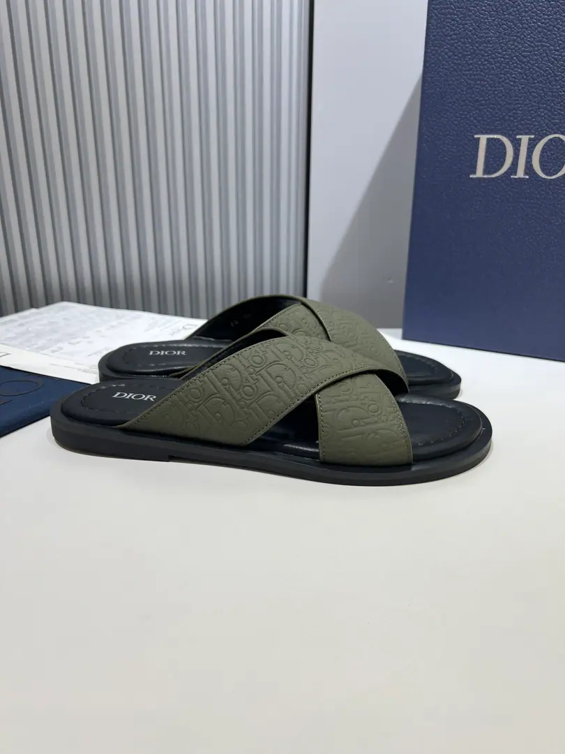 Men👨🏻Plant price, New paragraph 🆕Dior Aqua A man's slippers are elegant and leisurely.. - I'll take a D.～Ash CD Diamond Reconstruct the canvas., Inspired by the... Dio～Archives. Match“D”Signs and commo-tone bottoms, It's easy to match shorts or jeans., Make a fine shape.. Codes: 36-46 (46I'll make sure I don't change it.)