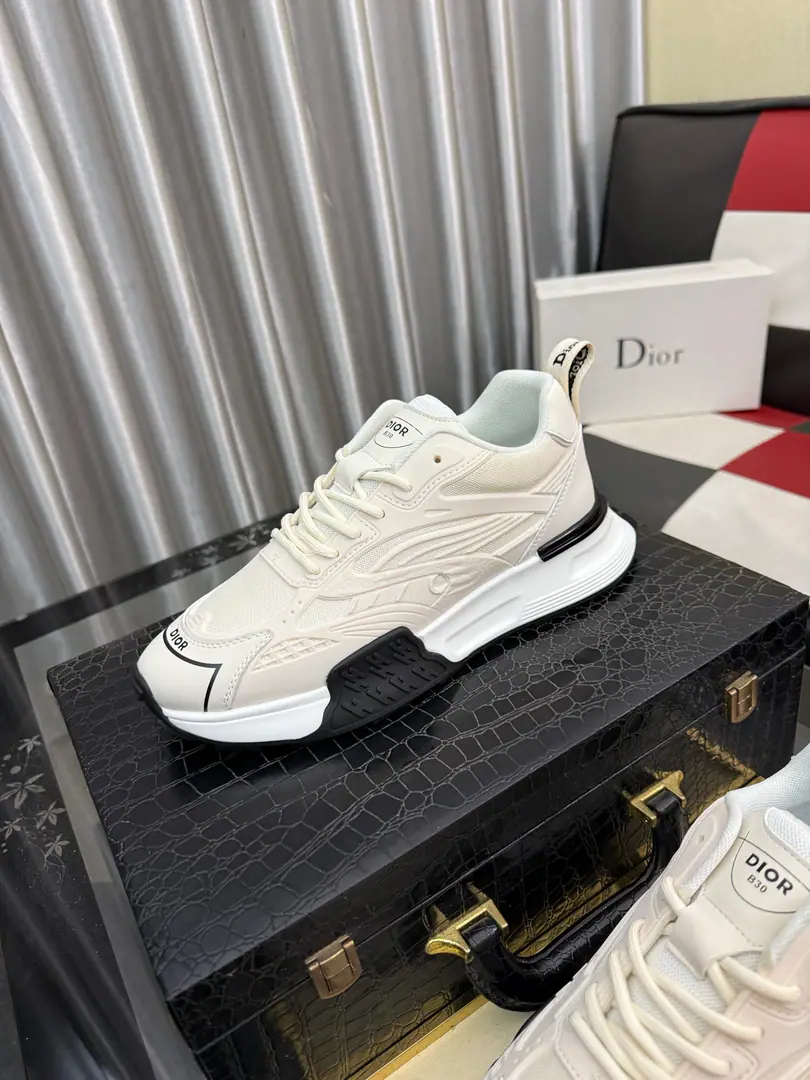 Get out of the factory.⌚️⌚️【Dior】Dior's leisure shoes., Use imported cattle skin pressure to match brand fonts, The back and the cow's skin are high., In the sheep's skin., It's comfortable., Easy., Original, head starter., Official Network1: 1, The bottom of the private model., Codes38One. ⃣️Colour Optional