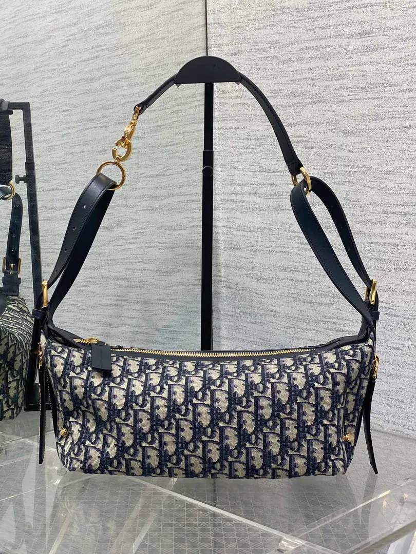 Small spot.‼️ JourneyThe series's blue., The year of the war is over., Hit the center on the bar., It's a loose feel.hoboBags, It's soft and free., It's a classic old flower paste., A gold letter-and-strap button., The whole thing is a little old and a little advanced., A very good letter-skin., The details are very well in place., It can unlock multiple backs., Handbill shoulder and slash, The key is to use it too lightly., It's big., The stylish people know the gold content. size:25.5*14.5*14cm 5865 0007