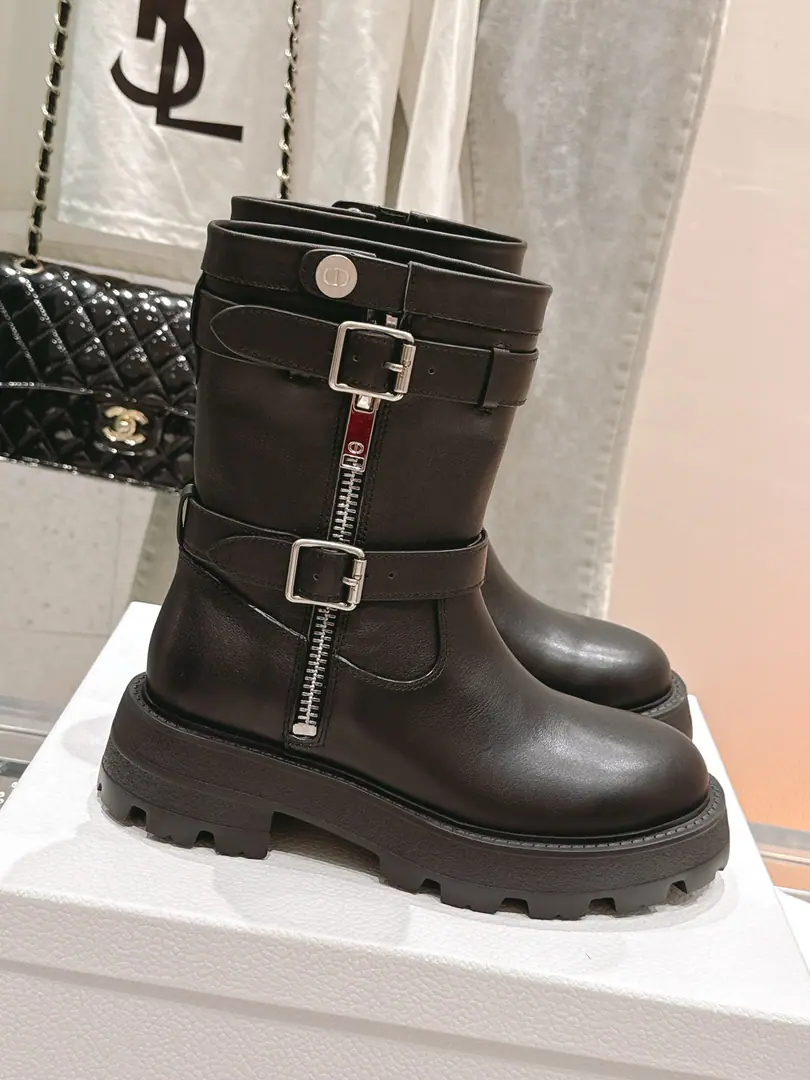 🏧𝐂𝐡𝐫𝐢𝐬𝐭𝐢𝐚𝐧𝐃𝐢𝐨𝐫Top classic boots., Autumn and Winter are all new.D-MajorMartin's boot.💃 It's a big skinny one.yyds.Styrofoam full., - You look great. The upper foot is comfortable. A very resounding one., The aerobics are perfect. Design style is very new. The details are perfect. Cool. Tide. New tides are coming out. Imported calf skin in original In the skin of the watered cow. I'm comfortable with air. Fine design process. OriginalTPUThe beauty mix is thick.. Size35-41 [40/41Custom]